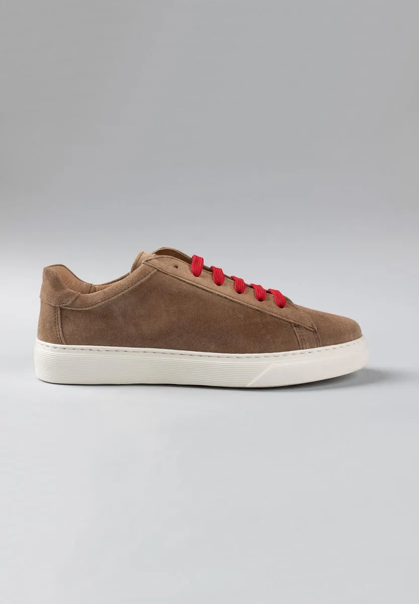 Sneakers beige scamosciata lacci rossi